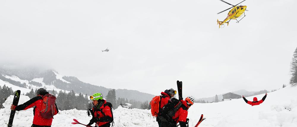 Bergretter sind im Einsatz im Bereich Fieberbrunn. 