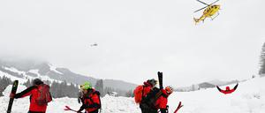 Bergretter sind im Einsatz im Bereich Fieberbrunn. 