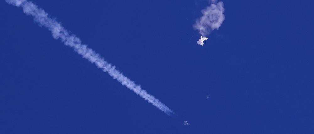 Die Überreste gehen zu Boden – ein US-Kampfjet hat am Samstag den mutmaßlichen chinesischen Spionageballon abgeschossen.