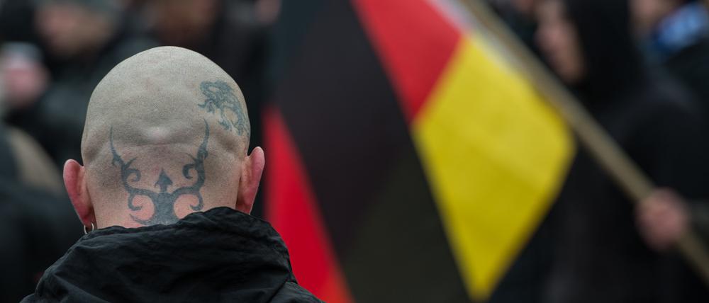 ARCHIV - 17.01.2015, Brandenburg, Frankfurt (Oder): ILLUSTRATION - Ein Teilnehmer einer Demonstration gegen angeblichen Asylmissbrauch und neue Flüchtlingsheime wartet auf den Beginn eines Marsches durch die Oderstadt. (zu dpa "Weniger rechtsextreme Aktivitäten in Brandenburg") Foto: Patrick Pleul/dpa-Zentralbild/dpa +++ dpa-Bildfunk +++