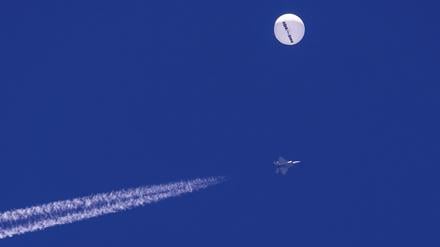 Auf diesem von Chad Fish zur Verfügung gestellten Bild schwebt ein großer Ballon über dem Atlantischen Ozean vor der Küste von South Carolina. Darunter sind ein Kampfjet und seine Kondensstreifen zu sehen.