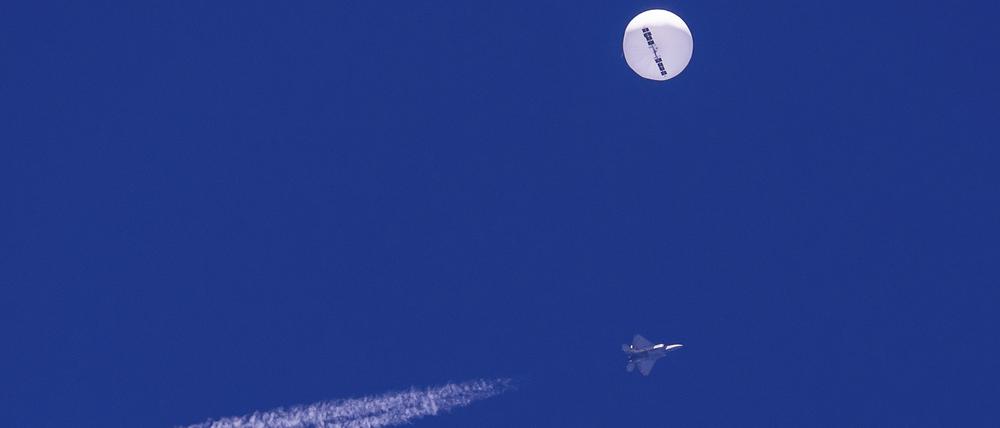 Auf diesem von Chad Fish zur Verfügung gestellten Bild schwebt ein großer Ballon über dem Atlantischen Ozean vor der Küste von South Carolina. Darunter sind ein Kampfjet und seine Kondensstreifen zu sehen.