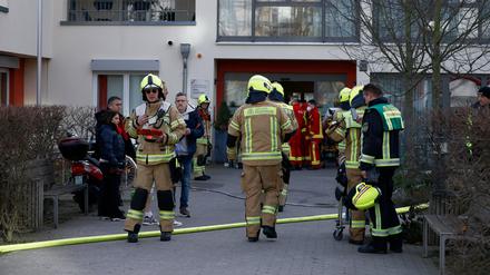 05.02.2023, Berlin: Einsatzkräfte der Feuerwehr stehen bei einem Einsatz vor dem Eingang des Pflegeheims Vivantes Hauptstadtpflege Haus Seebrücke in Hakenfelde. Bei einem Brand in der Pflegeeinrichtung ist eine Frau schwer verletzt worden. Foto: Carsten Koall/dpa +++ dpa-Bildfunk +++