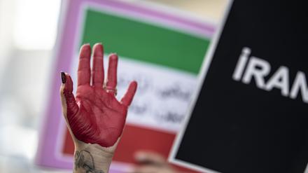 Die rot bemalte Hand einer Demonstrantin vor dem iranischen Konsulat (Archivbild). 