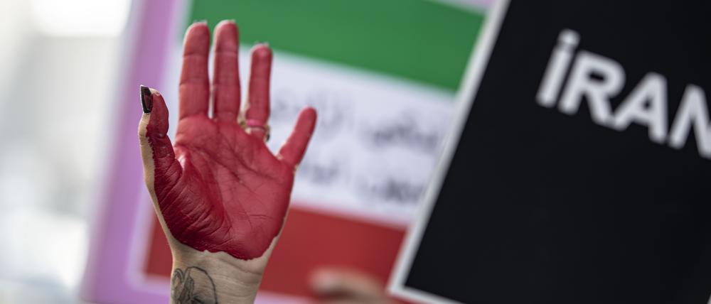 Die rot bemalte Hand einer Demonstrantin vor dem iranischen Konsulat (Archivbild).