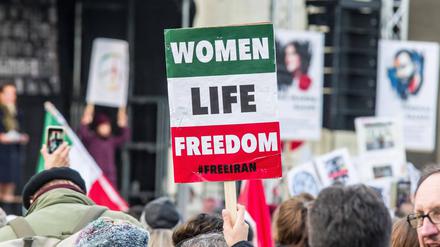 Protestplakat bei einer Kundgebung für die Rechte der Frauen im Iran.