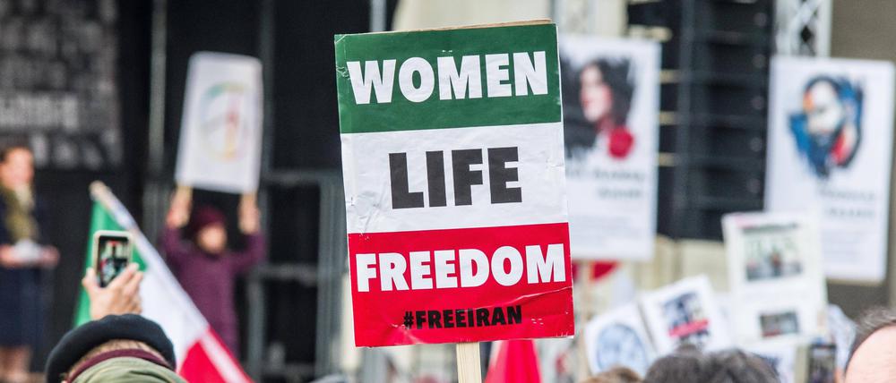 Protestplakat bei einer Kundgebung für die Rechte der Frauen im Iran.