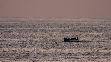 Ein Flüchtlingsboot westlich von Tripolis (Symbolbild). 