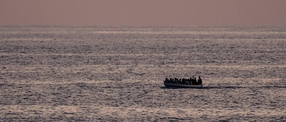 Ein Flüchtlingsboot westlich von Tripolis (Symbolbild).
