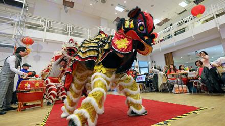 Die vietnamesische Gemeinschaft in Potsdam feierte am Sonntag ihr Neujahrsfest im Bürgerhaus am Schlaatz. Löwentänze symbolisieren das Einfangen des Glücks für die Menschen.