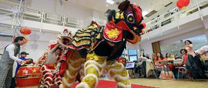 Die vietnamesische Gemeinschaft in Potsdam feierte am Sonntag ihr Neujahrsfest im Bürgerhaus am Schlaatz. Löwentänze symbolisieren das Einfangen des Glücks für die Menschen.