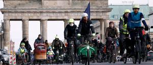 05.02.2023, Berlin: Teilnehmer einer Unterstützer·Fahrrad-Demonstration der Initiative Changing Cities fahren auf der Straße des 17. Juni nahe dem Brandenburger Tor. Foto: Carsten Koall/dpa +++ dpa-Bildfunk +++