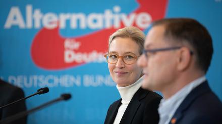 Alice Weidel, Fraktionsvorsitzende der AfD, steht neben Tino Chrupalla, AfD-Bundesvorsitzender und Fraktionsvorsitzender der AfD.