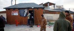 Palästinenser versammeln sich an dem Ort, an dem israelische Streitkräfte bei einer Razzia in einem Flüchtlingslager nahe der Stadt Jericho im israelisch besetzten Westjordanland mehrere bewaffnete Kämpfer getötet haben.