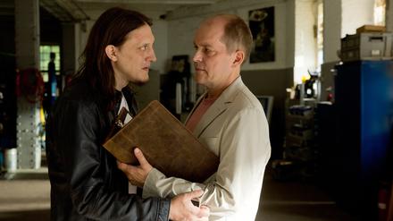 Der vermeintlich freundliche Schuldnerberater Jonathan Hüter (Godehard Giese, rechts) meint es mit Klienten wie Yegor Melnik (Sebastian Anton) weniger gut, als es den Anschein hat.  
