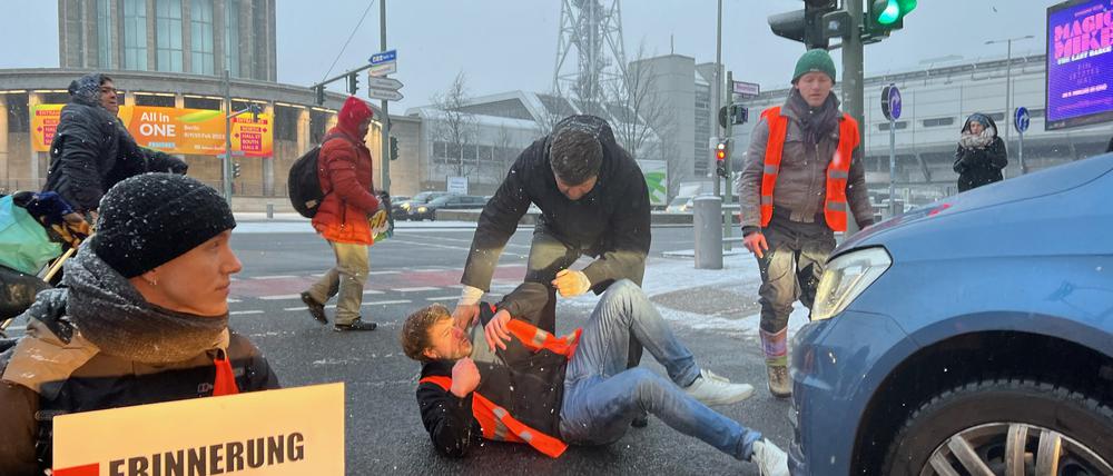 An der Autobahnausfahrt A100 und A115 haben sich gegen am Morgen mehrere Aktivisten der letzten Generation festgeklebt.