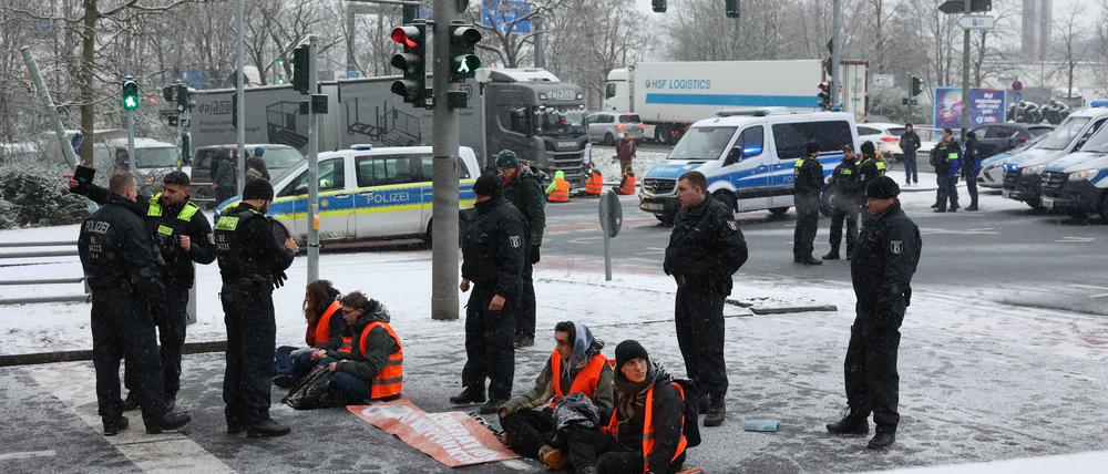 An der Autobahnausfahrt A100 und A115 haben sich gegen am Montagmorgen mehrere Aktivisten der letzten Generation festgeklebt. Es kam zu mehreren Auseinandersetzungen mit Autofahrern. Die Straße wurde Stadt einwärts blockiert.