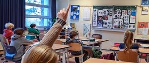 Schüler einer 4. Klasse an der Grundschule «Am Mühlenfließ» in Boozen, einem Ortsteil der Stadt Frankfurt (Oder), sitzen während des Unterrichts im Klassenzimmer. 