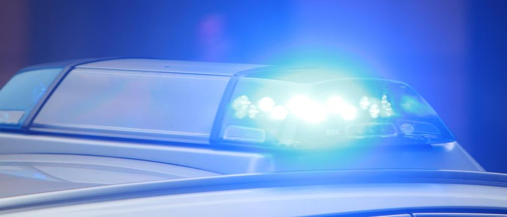 Einsatzwagen der Polizei mit eingeschaltetem Blaulicht, Symbolbild.
