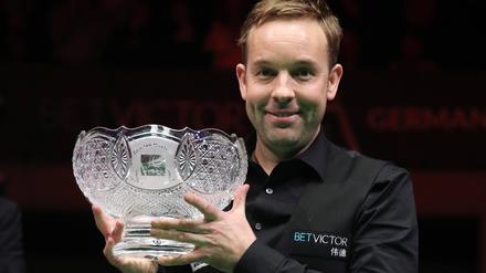 Ali Carter mit der Brandon-Parker-Trophäe für den Sieger.