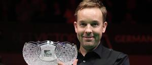 Ali Carter mit der Brandon-Parker-Trophäe für den Sieger.
