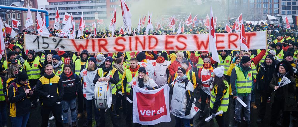 „15 Prozent: Wir sind es wert“ steht auf dem Transparent, das Demonstrantinnen und Demonstranten vor der Verdi-Bundeszentrale auf der Schillingbrücke halten. Sie fordern 15 Prozent mehr Lohn für Postangestellte.