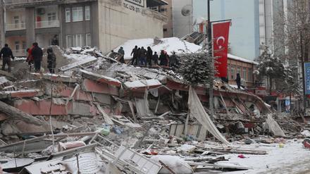 Zerstörtes Zuhause: In der türkischen Stadt Malatya retten Hilfskräfte eine Person aus einem eingestürzten Gebäude.