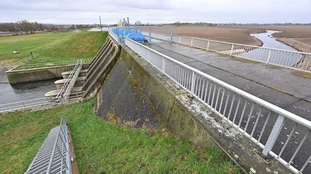 Das sogenannte Abschlussbauwerk des Hochwasserrückhaltebeckens Straußfurt in Thüringen.