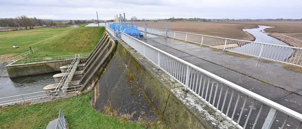 Das sogenannte Abschlussbauwerk des Hochwasserrückhaltebeckens Straußfurt in Thüringen.