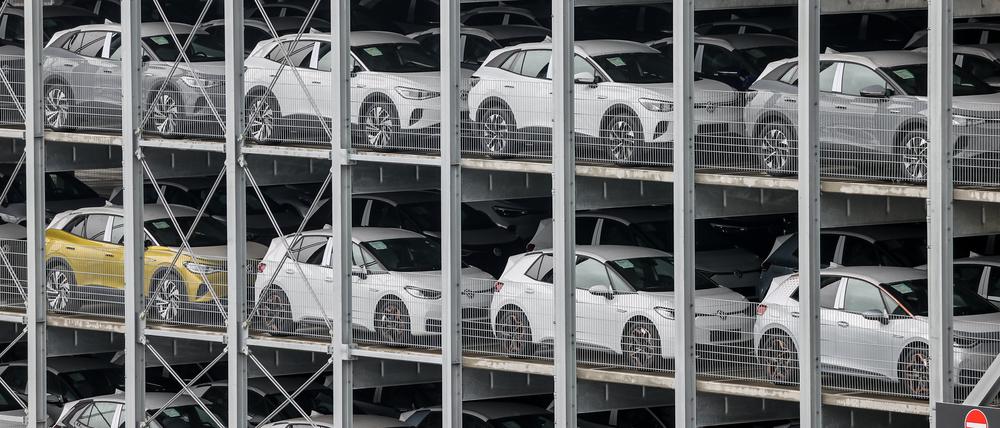 VW-Neuwagen des Typs ID.3 und ID.4 stehen in einem Parkhaus auf dem Werksgelände.