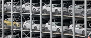 VW-Neuwagen des Typs ID.3 und ID.4 stehen in einem Parkhaus auf dem Werksgelände. 