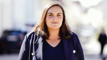 Isabel Cademartori, Bundestagskandidatin der SPD in Mannheim, steht im Stadtteil Wallstadt.