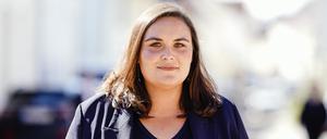 Isabel Cademartori, Bundestagskandidatin der SPD in Mannheim, steht im Stadtteil Wallstadt.