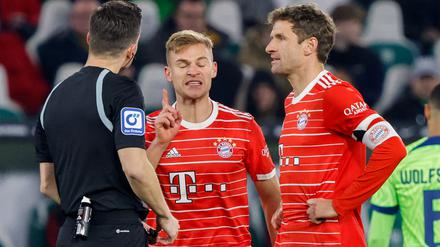 Augen zu und durch. Die Bayern (mit Joshua Kimmich, Mitte) mussten in Wolfsburg ein hartes Stück Arbeit verrichten.