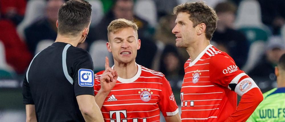 Augen zu und durch. Die Bayern (mit Joshua Kimmich, Mitte) mussten in Wolfsburg ein hartes Stück Arbeit verrichten.