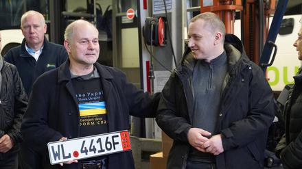 Teltows Bürgermeister Thomas Schmidt (SPD) mit dem Bürgermeister der ukrainischen Partnerstadt Khotyn, Andriy Dranchuk bei der Übergabe eines Linienbusses auf dem Gelände des Busunternehmens Regiobus in Teltow).