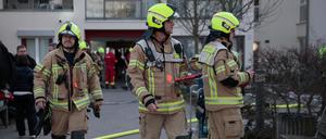 Einsatzkräfte der Feuerwehr stehen bei einem Einsatz vor dem Eingang des Pflegeheims Vivantes Hauptstadtpflege Haus Seebrücke in Hakenfelde. Bei einem Brand in der Pflegeeinrichtung ist eine Frau lebensgefährlich verletzt worden.