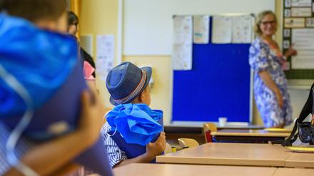 Willkommen? Kinder mit Schultüten im Klassenraum.