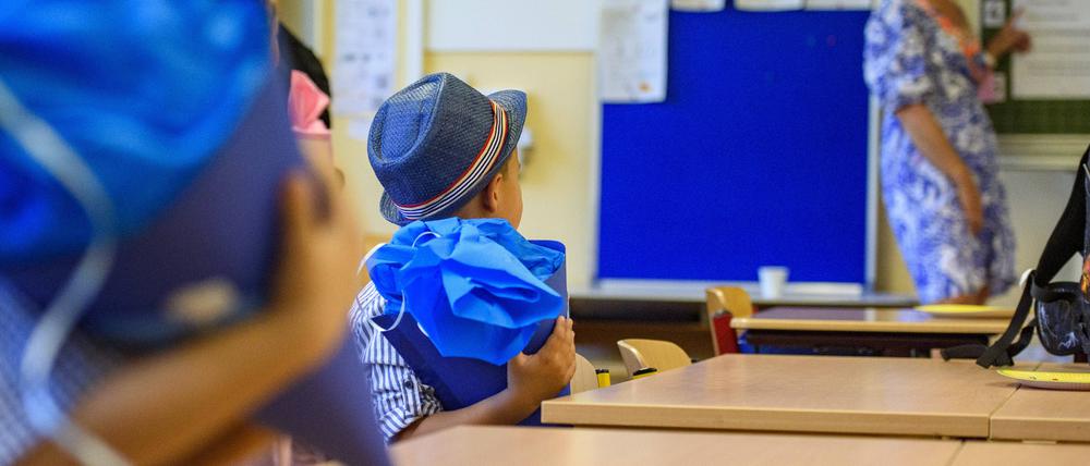 Willkommen? Kinder mit Schultüten im Klassenraum.