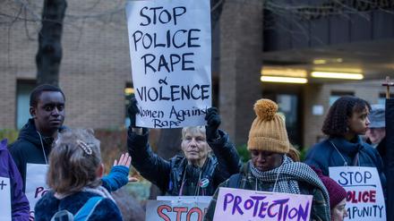 Demonstranten von Women Against Rape & Women of Colour Global Woman’s strike versammeln sich vor dem Southwark Crown Court vor der Strafmaßverkündung im Fall eines Londoner Polizisten, der wegen der Vergewaltigung etlicher Frauen angeklagt ist.