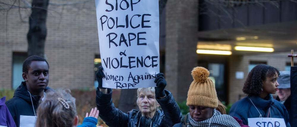 Demonstranten von Women Against Rape & Women of Colour Global Woman’s strike versammeln sich vor dem Southwark Crown Court vor der Strafmaßverkündung im Fall eines Londoner Polizisten, der wegen der Vergewaltigung etlicher Frauen angeklagt ist.