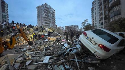 Nach mehreren schweren Erdbeben in der türkisch-syrischen Grenzregion steigt die  Zahl der Toten. 