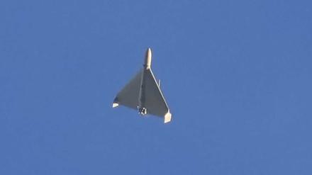 Eine Drohne ist am Himmel zu sehen, wenige Sekunden bevor sie auf Gebäude in Kiew geschossen hat. Dabei handelt es sich vermutlich um eine Kampfdrohne vom Typ Shahed 136 (Schahed 136) iranischer Bauart. 