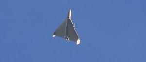 Eine Drohne ist am Himmel zu sehen, wenige Sekunden bevor sie auf Gebäude in Kiew geschossen hat. Dabei handelt es sich vermutlich um eine Kampfdrohne vom Typ Shahed 136 (Schahed 136) iranischer Bauart.