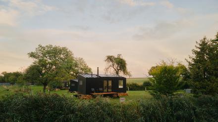 Kleiner wohnen: Bei einer Wohn-, Ferien- oder Wochenendhausnutzung von Tiny Houses ist grundsätzlich eine Baugenehmigung erforderlich, die vom örtlichen Bauamt ausgestellt wird.
