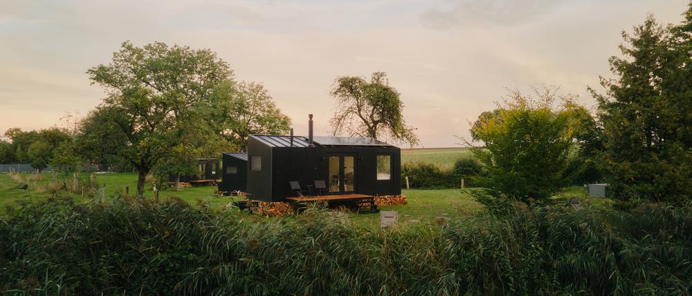 Kleiner wohnen: Bei einer Wohn-, Ferien- oder Wochenendhausnutzung von Tiny Houses ist grundsätzlich eine Baugenehmigung erforderlich, die vom örtlichen Bauamt ausgestellt wird.