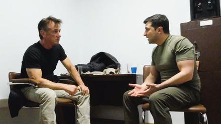 US-Schauspieler Sean Penn (l) und der ukrainische Präsident Wolodymyr Selenskyj in einer Szene des Dokumentarfilms "Superpower" (undatierte Filmszene). Der neue Film von Regisseur A. Kaufman und Sean Penn läuft in der Reihe Berlinale Special Gala. (zu dpa "Berlinale will Sean Penns Dokumentarfilm über Ukraine zeigen") +++ dpa-Bildfunk +++