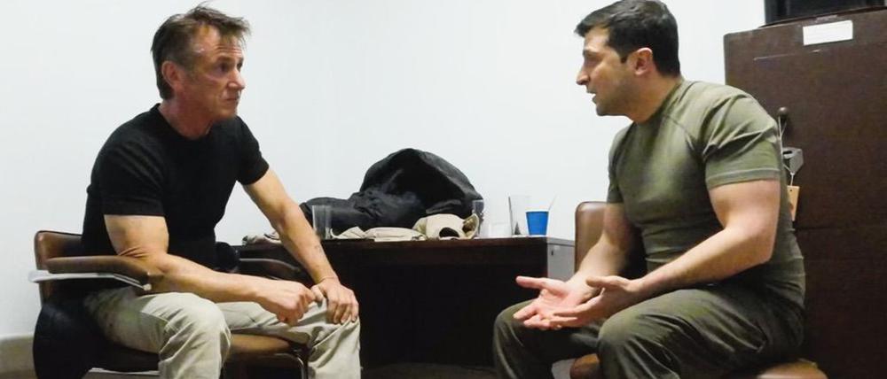 US-Schauspieler Sean Penn (l) und der ukrainische Präsident Wolodymyr Selenskyj in einer Szene des Dokumentarfilms "Superpower" (undatierte Filmszene). Der neue Film von Regisseur A. Kaufman und Sean Penn läuft in der Reihe Berlinale Special Gala. (zu dpa "Berlinale will Sean Penns Dokumentarfilm über Ukraine zeigen") +++ dpa-Bildfunk +++