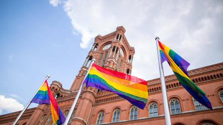 Regenbogenfahnen wehen vor dem Roten Rathaus in Berlin. 