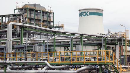 ARCHIV - 02.01.2023, Brandenburg, Schwedt/Oder: Ein Turm mit einem «PCK»-Logo ist auf dem Gelände der Raffinerie PCK zu sehen. Der Mitgesellschafter der brandenburgischen PCK-Raffinerie, Rosneft Deutschland, hat sich angesichts geplanter Öllieferungen aus Kasachstan zuversichtlich für die Treibstoffversorgung gezeigt. (zu dpa "Rosneft Deutschland sieht gute Gespräche für Öl aus Kasachstan") Foto: Joerg Carstensen/dpa +++ dpa-Bildfunk +++